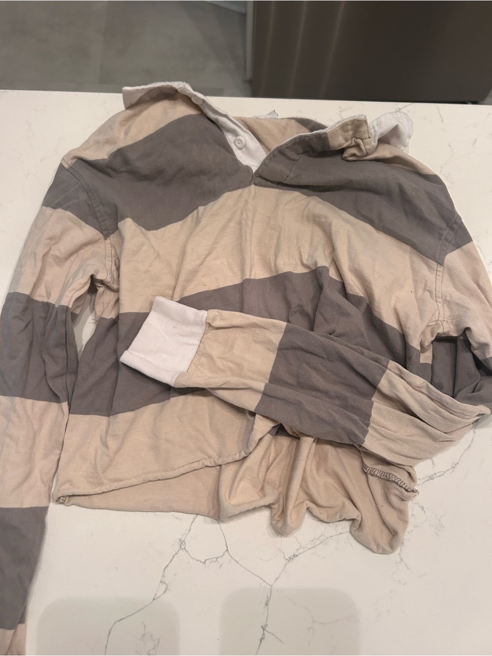 Cropped UO Pullover in Beige and Gray